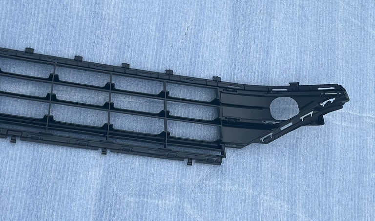 GENUINE VW GOLF  BUMPER LOWER CENTER GRILLE BLACK TRIM