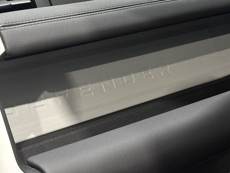 2023 Land Rover Defender 3.0 D250 MHEV SE Hard Top SUV 5dr Diesel Auto 4WD MWB Euro 6 (s/s) (250 ...