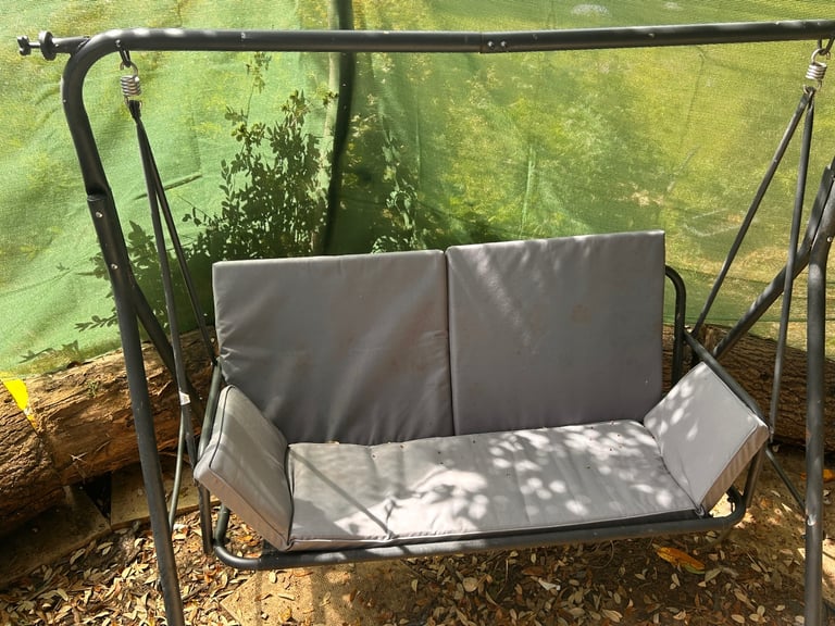 Self contained garden flat studio apartment Epsom / Ewell, Bills included, Weekly stays available 