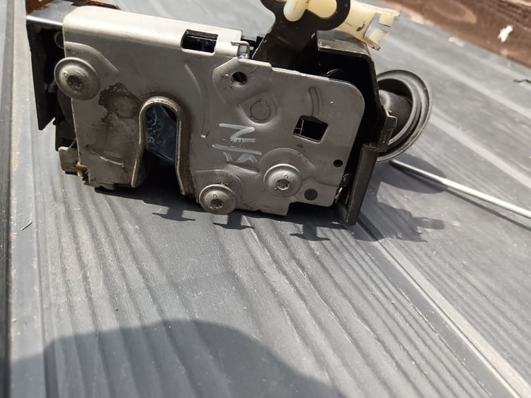 Mini R50 Passenger side door lock mechanism, good working condition 
