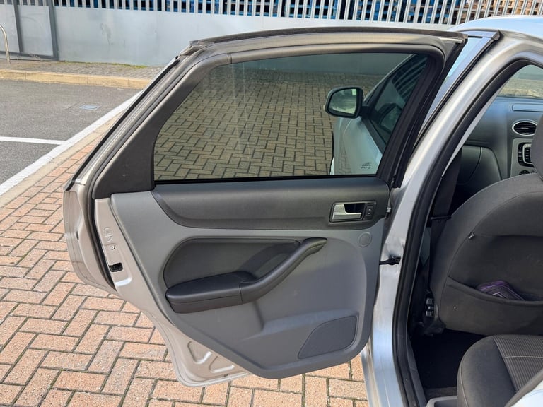 2010 Ford Focus 1.6 Titanium 5dr Auto HATCHBACK PETROL Automatic