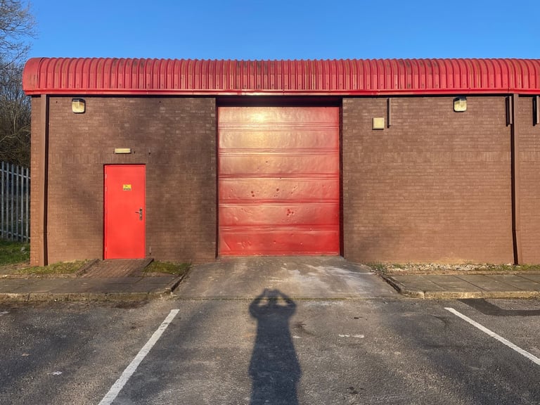 Industrial Unit with Mezzanine, Perfect for Automotive, in Highfield Industrial estate Ferndale