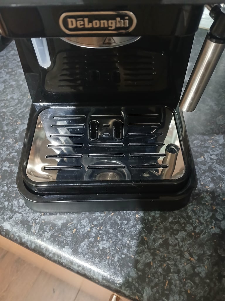 Nearly new Delonghi Coffee/ Cappuccino machine