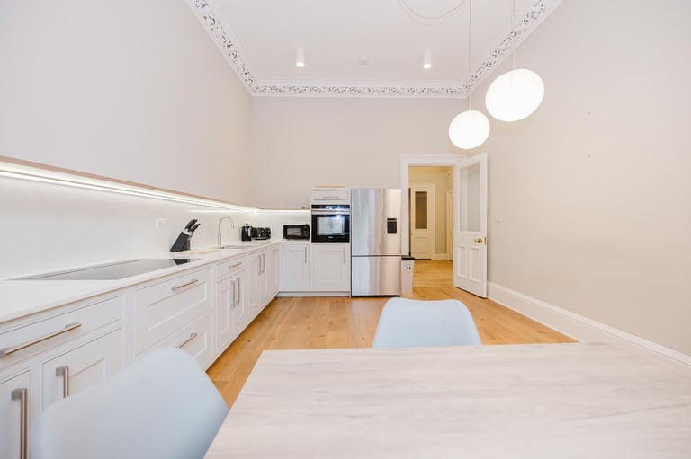 Incredible, 5 bedroom, HMO pending flat on Castle Terrace– available NOW