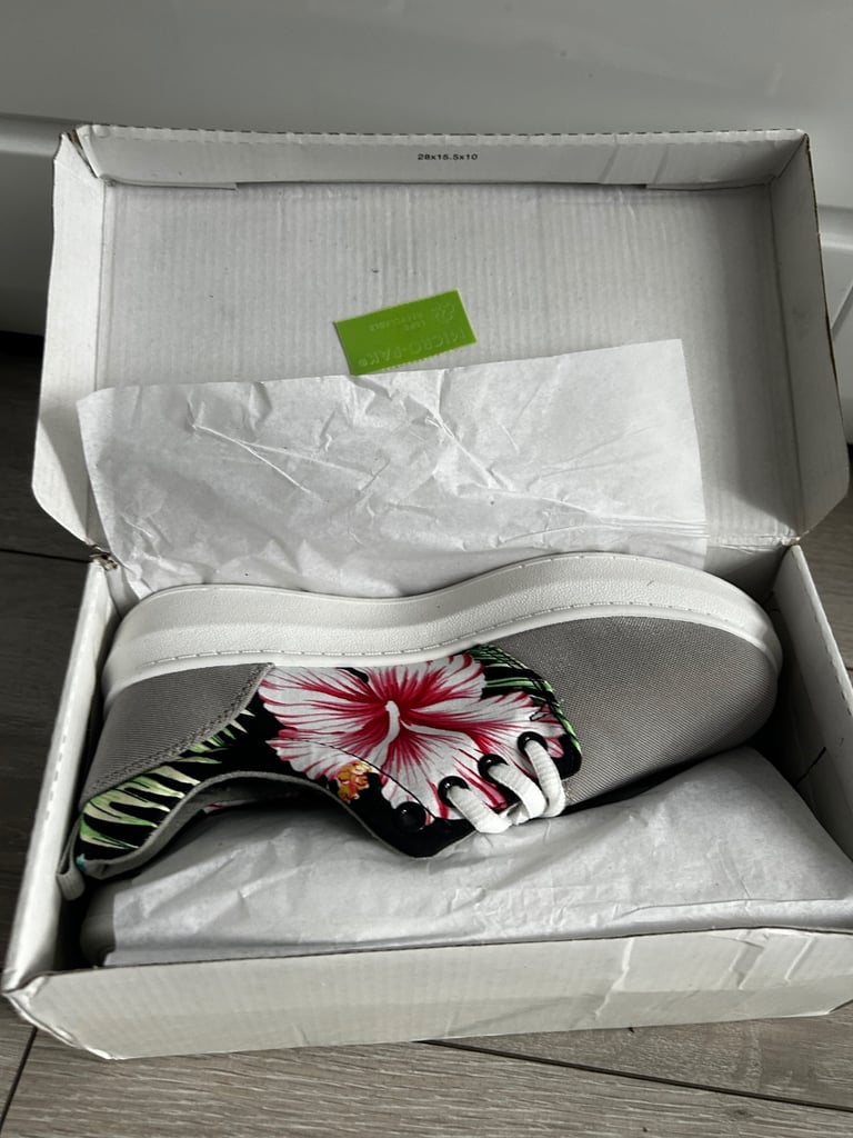 Brand new women trainers size 6 grey