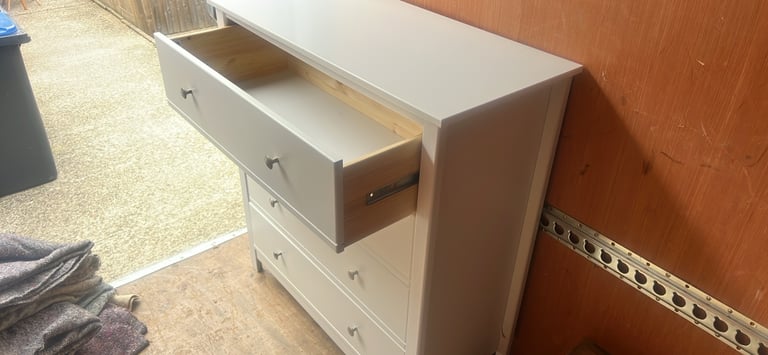 White chest of drawers.  Can deliver.  86x40x92H
