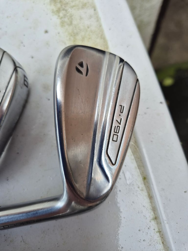 Taylormade P790 2019 irons 4 to PW dynamic gold s300 105 shafts