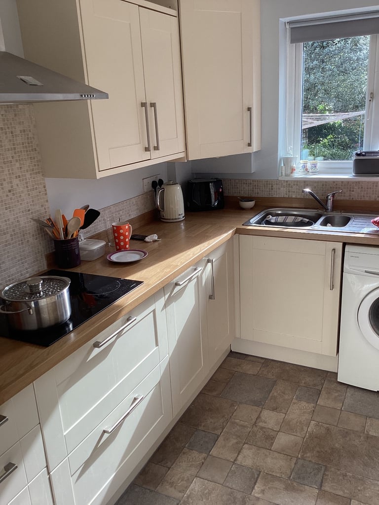 HOWDENS CUPBOARD FRONTS AND APPLIANCES