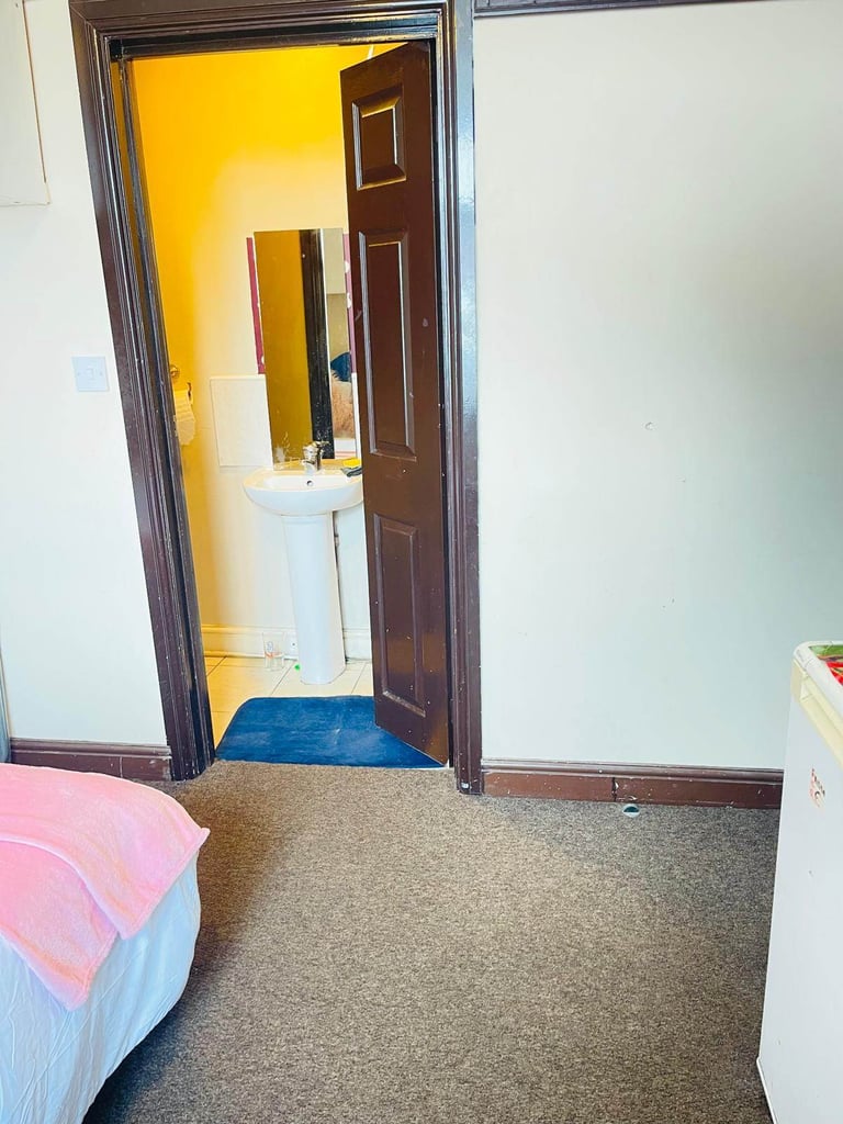 Spacious & Cosy Ensuite Room for Rent in - UB7 7DQ