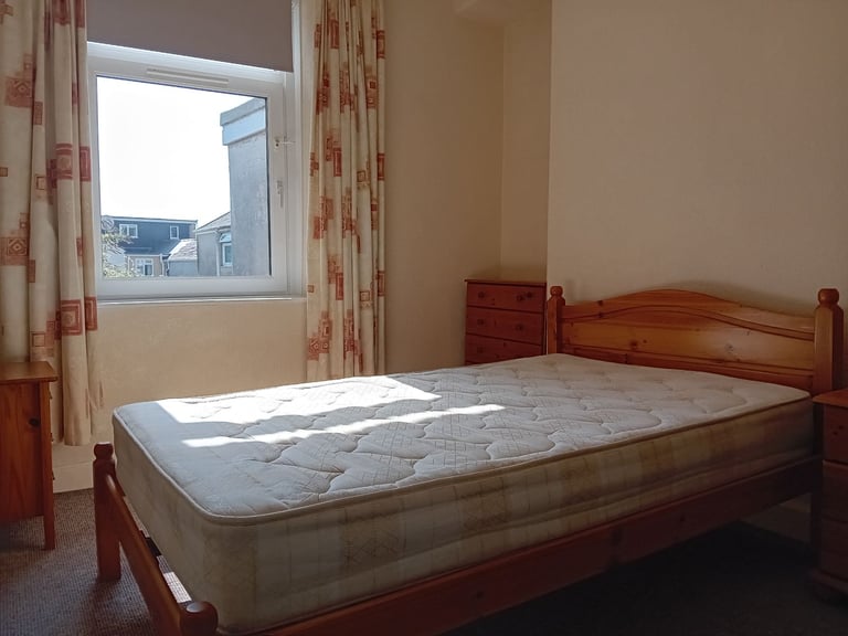 4 DOUBLE ROOMS IN WESTBURY STREET HOUSE TO RENT- STRICTLY STUDENTS ONLY.