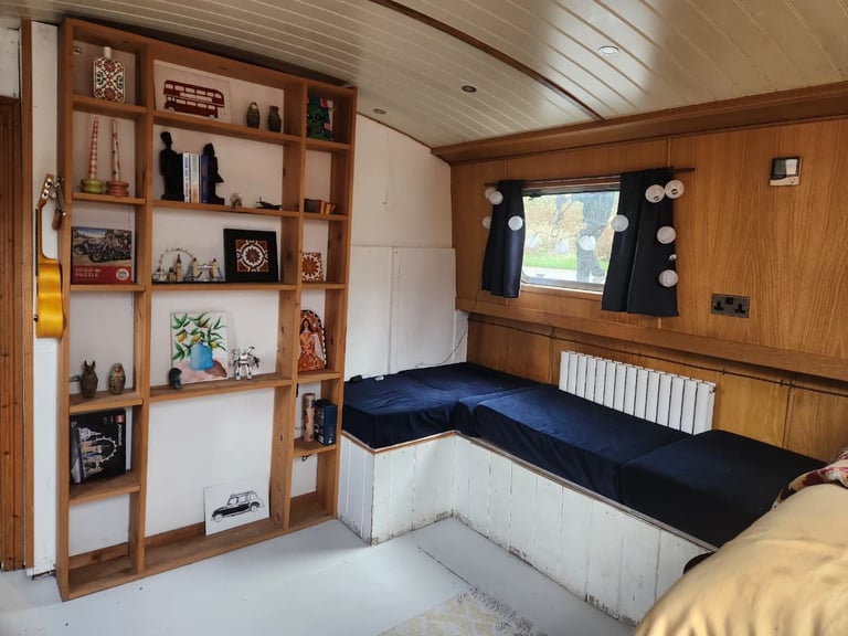 Large Widebeam boat - 2 bedrooms - 2 bathrooms, incl an ensuite - all bills incl - E14 8EG