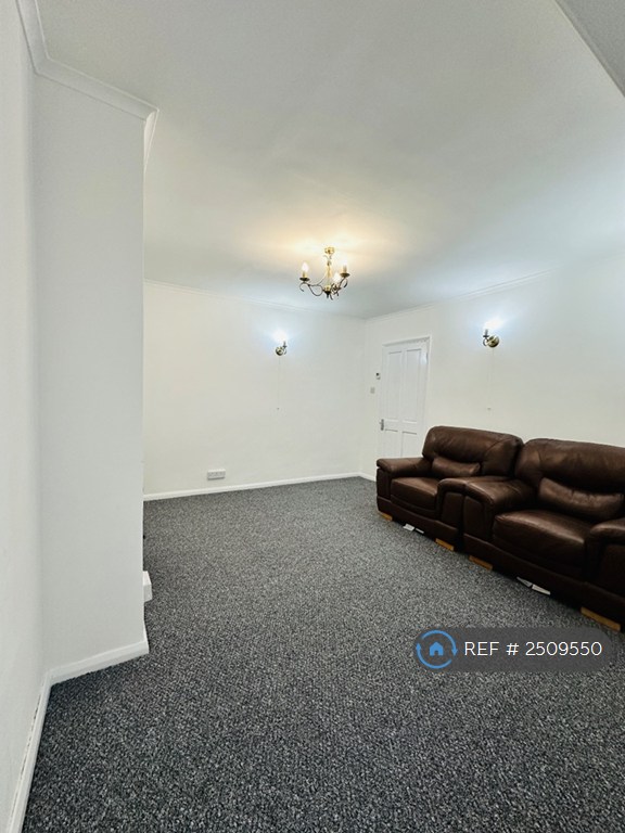 3 bedroom house in Romsey Close, Stanford-Le-Hope, SS17 (3 bed) (#2509550)