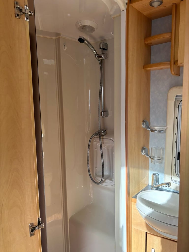SOLD PENDING COLLECTION-2005 Sterling Eccles Sapphire 5 Berth