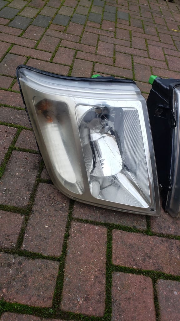 Ford connect headlight 