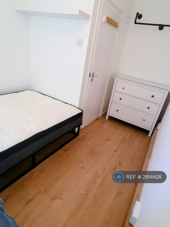 3 bedroom flat in Matilda House, London, E1W (3 bed) (#2614428)