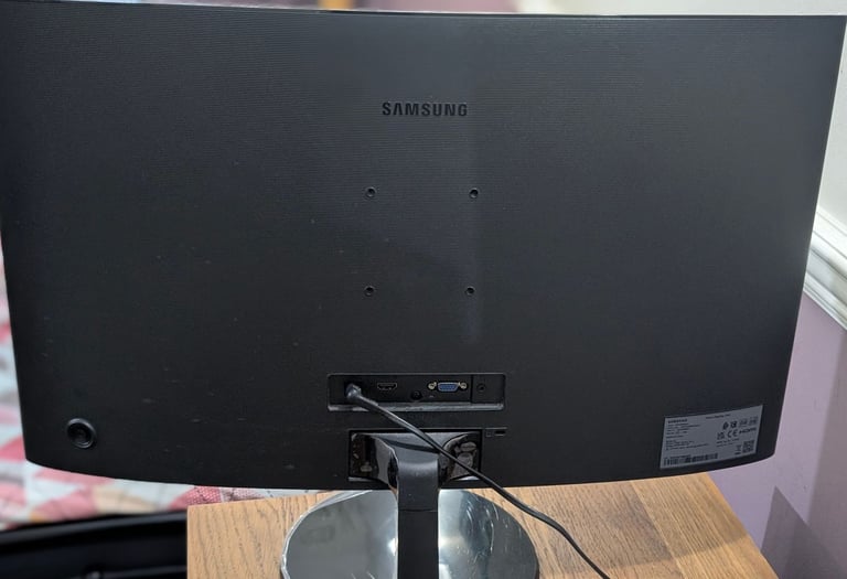 Samsung 27 inch Essential Curved Monitor (S3) – Excellent Condition