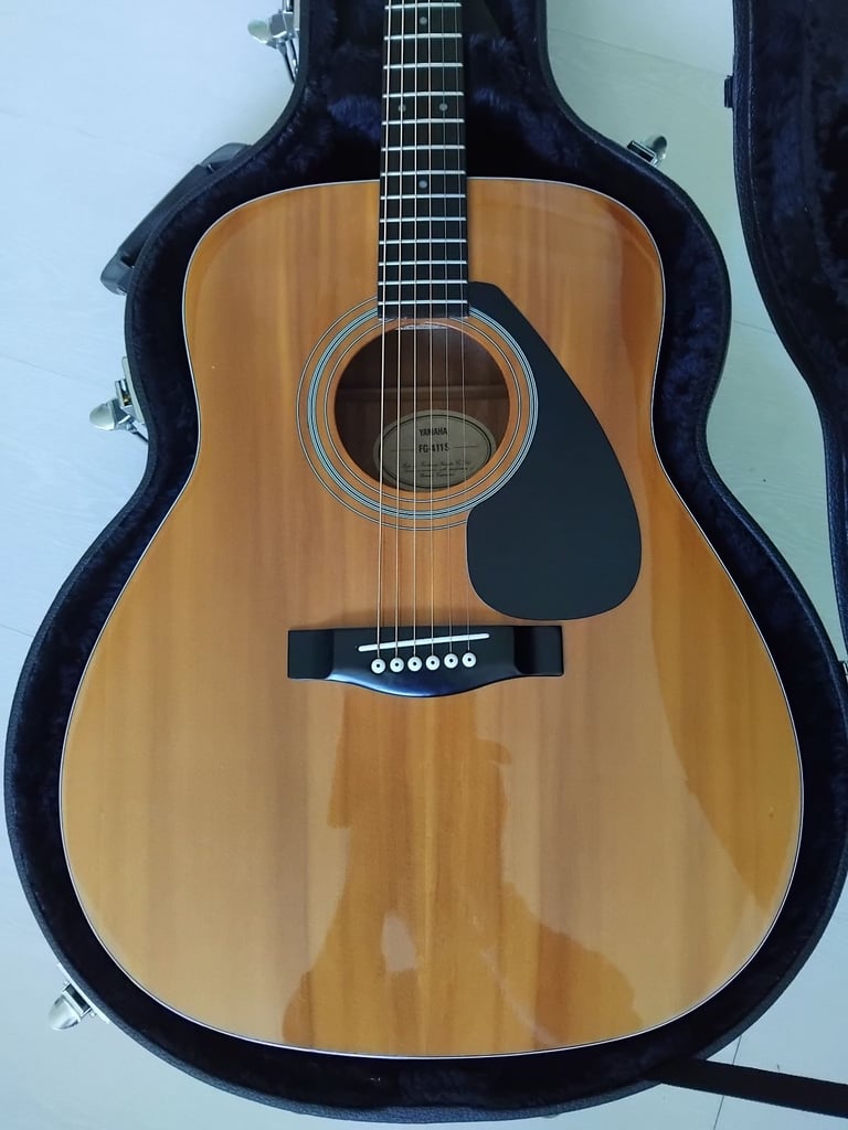 Yamaha acoustic guitar in hard case FG411S Kaohsiung factory full size dreadnought setup