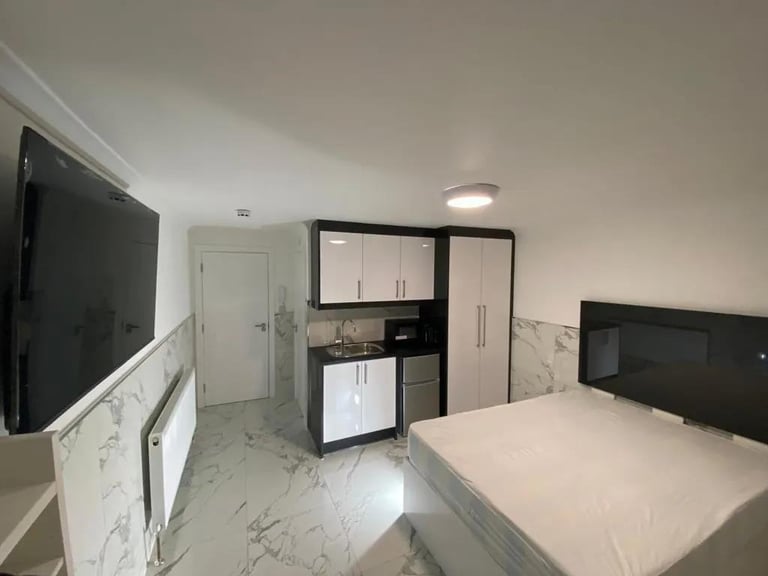 R2HMO/SL Modern 6 Bed House in Uxbridge UB8