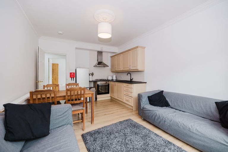 Stunning, 3 bedroom, HMO flat near Causewayside – with private parking – available NOW
