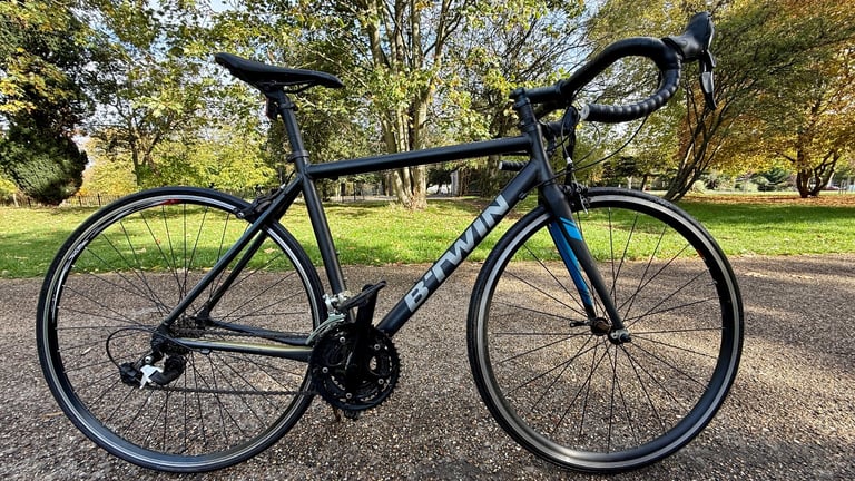 Unisex road bike, B’Twin Triban 500SE road bike in great condition 