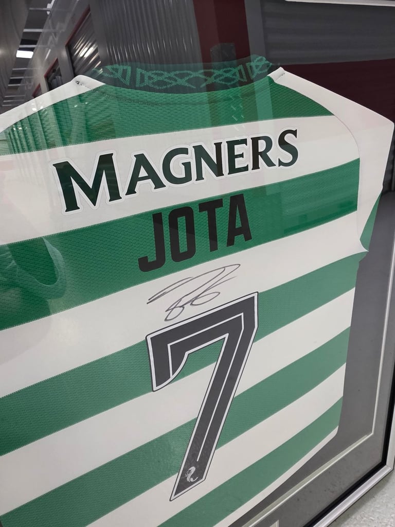 **BRAND NEW JOTA 7 SIGNED TOP FRAMED FROM CELTIC FC*