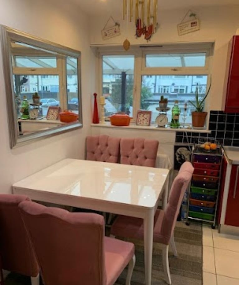 ~STUNNING DOUBLE ROOM NOW AVAILABLE IN WOODFORD GREEN IG8 8PD~