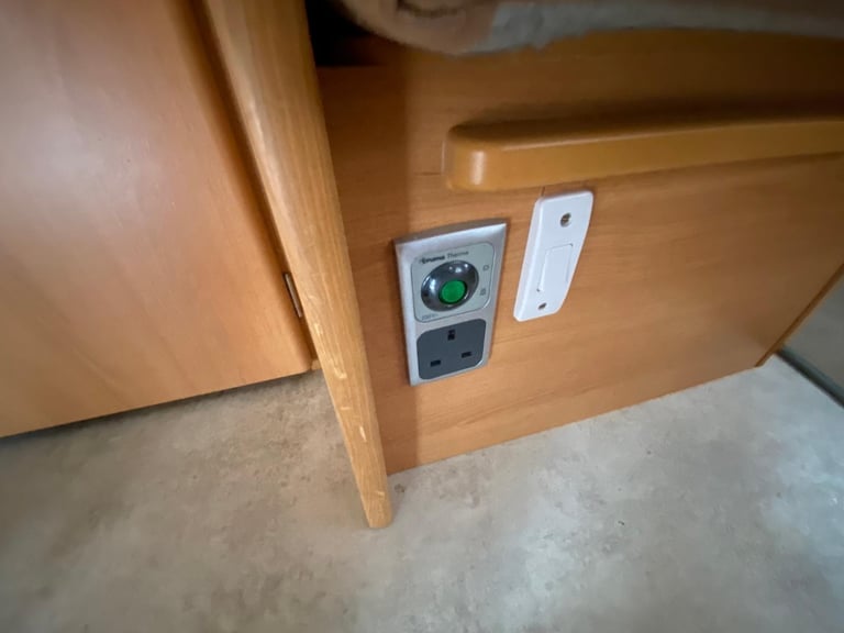 TRIGANO SILVER 310 TDL - 2015 - 2 BERTH - POP TOP - HEATING & HOT WATER - VGC 