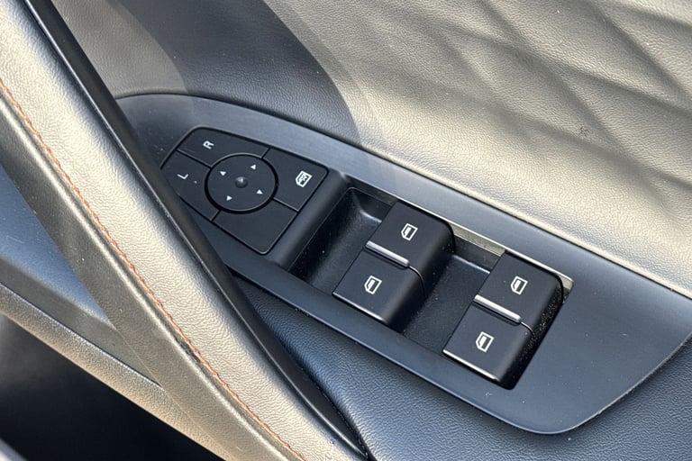 2024 MG MG HS 106288 Hatchback Petrol Automatic