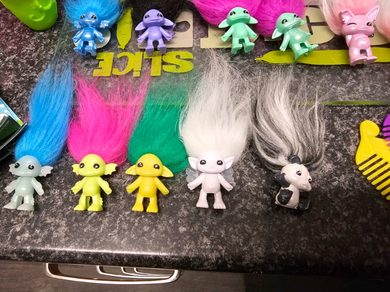 Large bundle of 24 Zelfs plus tin and accessories 