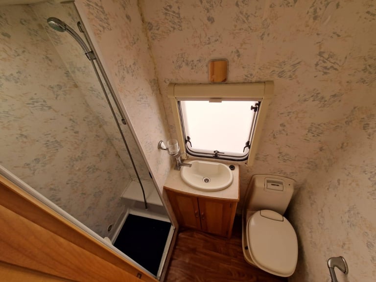 2006 Compass Rambler 18/4L Single axlle 4 Berth Motor Mover Fixed Bed L shape