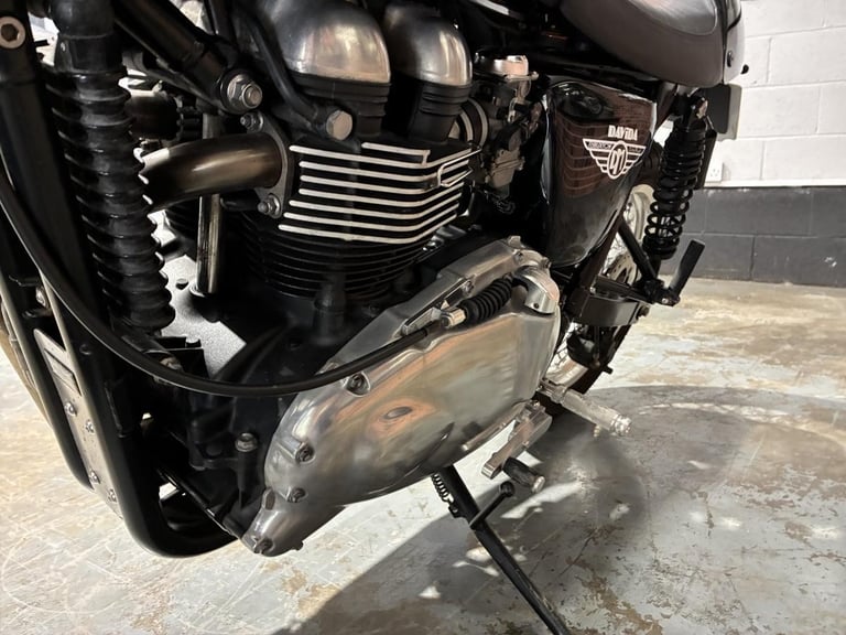 Triumph Thruxton in Davida colours by 8 ball paintworks for sale Chesterfield