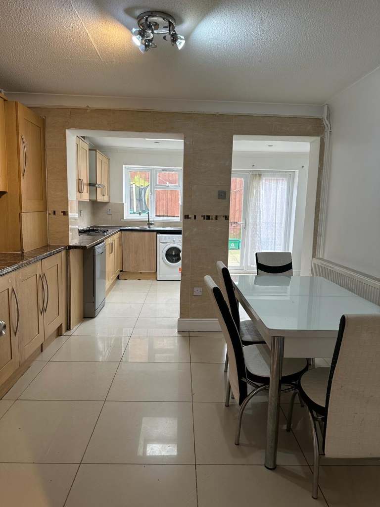 **TO LET** 30 ANCASTER STREET** 2 BEDROOM** DSS ACCEPTED** NO DEPOSIT