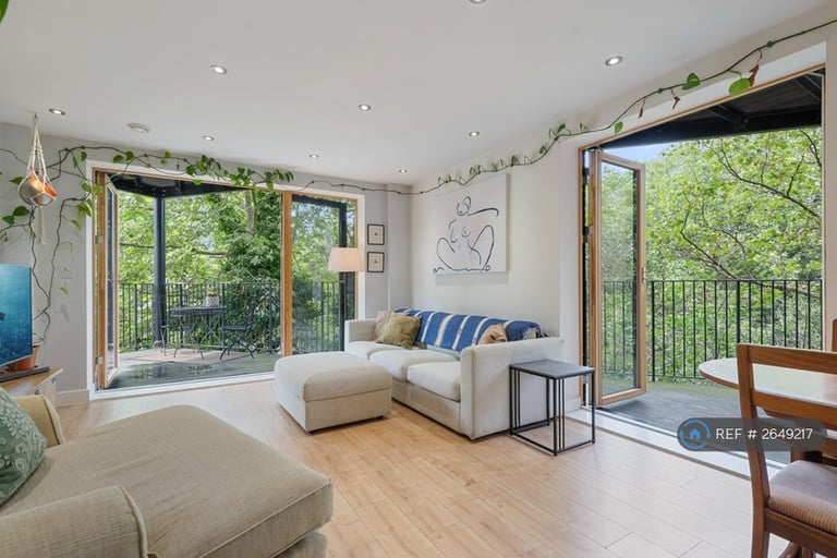 3 bedroom flat in Upper Clapton Road, London, E5 (3 bed) (#2649217)
