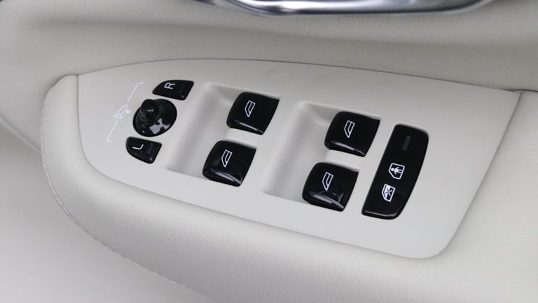 2025 Volvo XC90 T8 PHEV AWD Ultra, Dark, 7 Seats (Sunroof, Pilot Assist, Bowers &amp; Wilkins) ES...