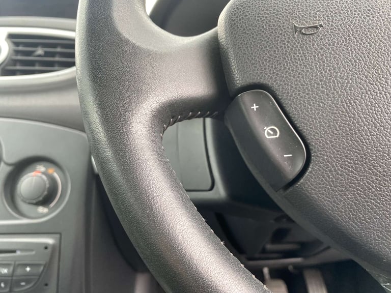 2010 Renault Clio 1.1 Clio Dynamique TomTom 16V 3dr Hatchback Petrol Manual