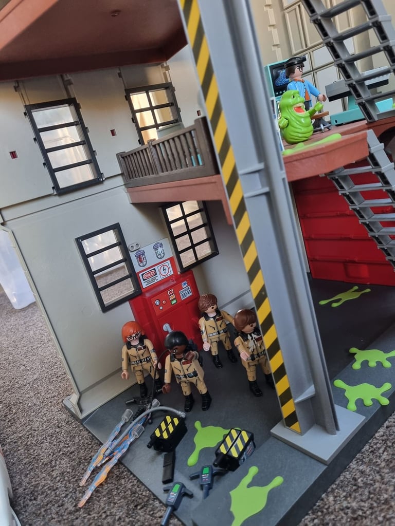 Playmobil ghostbusters tower and car playset