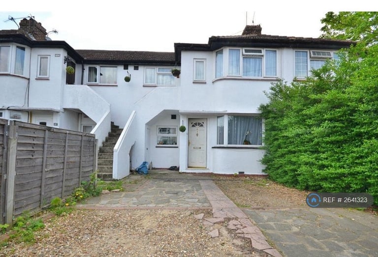 1 bedroom flat in Wiltshire Avenue, Slough, SL2 (1 bed) (#2641323)
