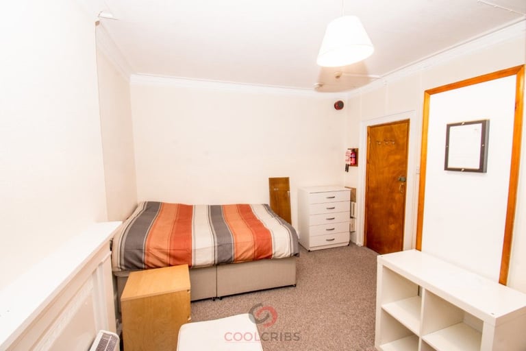  Studio flat in this period conversion property in Sussex Gardens, Paddington, London W2.-Ref: 1455