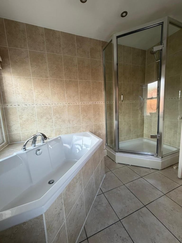 5 BEDROOM DETACHED HOME IN WINDSOR