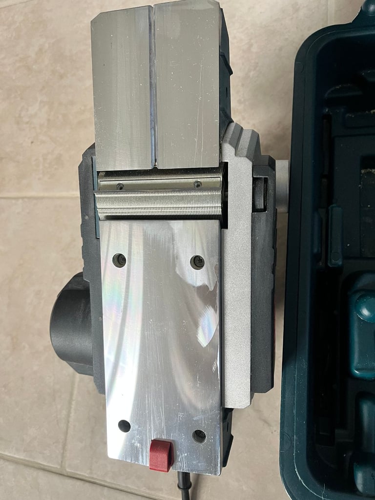 Bosch Professional 710W 240V 2.6mm Corded Electric Planer. 