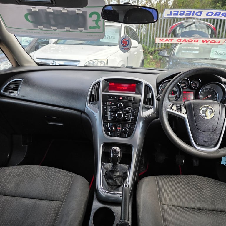 VAUXHALL ASTRA J DESIGN FACELIFT MODEL 1.7 DIESEL 110 BHP YEAR 2014 £20 ROAD TAX PER YEAR HPI CLEAR!