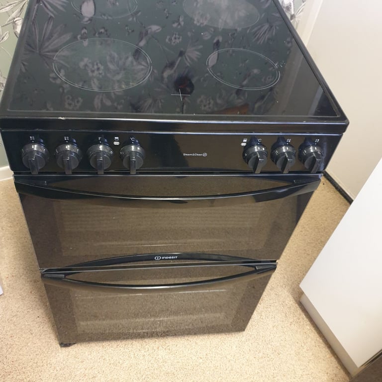 image for Indesit id67v9  electric cooker  approx  2. Years old 