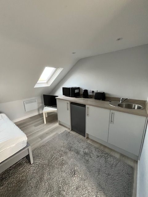 Available Now En Suite Loft Room with Kitchenette To Let