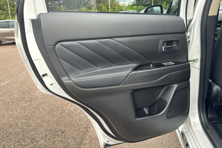  Mitsubishi Outlander PHEV 2.0h 12kwh 4hs Suv 5dr Petrol Plug In Hybrid CVT 4wd