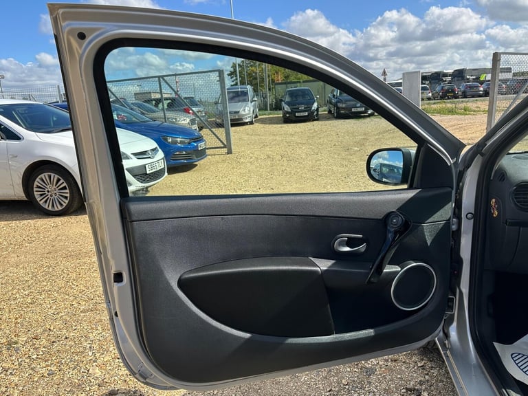2012 Renault Clio 1.2 Dynamique TomTom Euro 5 3dr HATCHBACK Petrol Manual