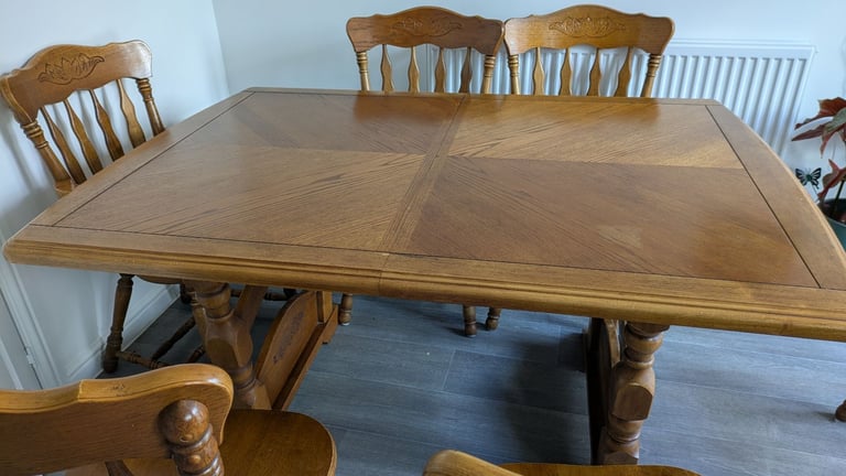 image for Extendable Dinning room table with 2 carver chairs and 4 dinning room chairs 