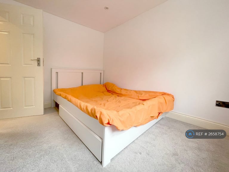 3 bedroom flat in Crystal Palace, London, SE19 (3 bed) (#2658754)