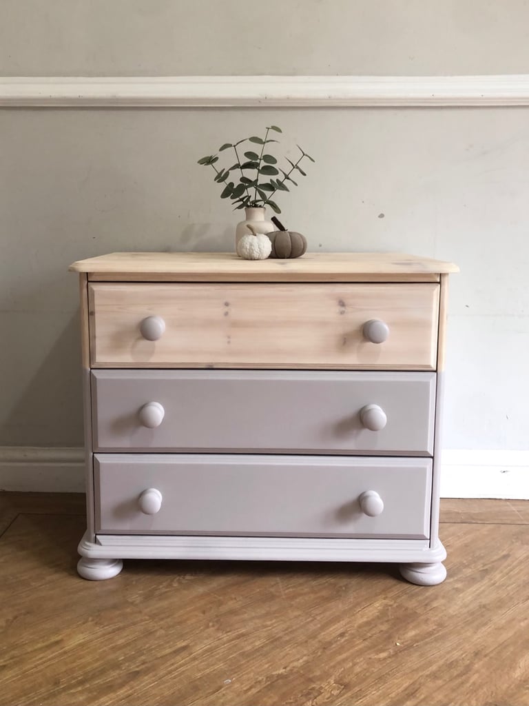 Solid pine chest of drawers 
