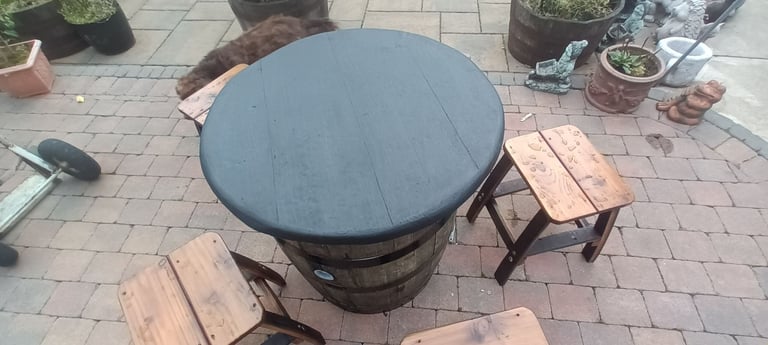 Oak barrel with stools 