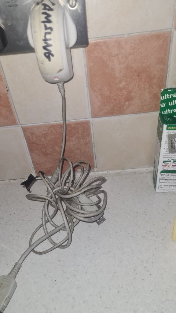 Samsung yp-p3 16gb Bluetooth mp3 player with proprietary wall/ usb charger/ data transfer cable 